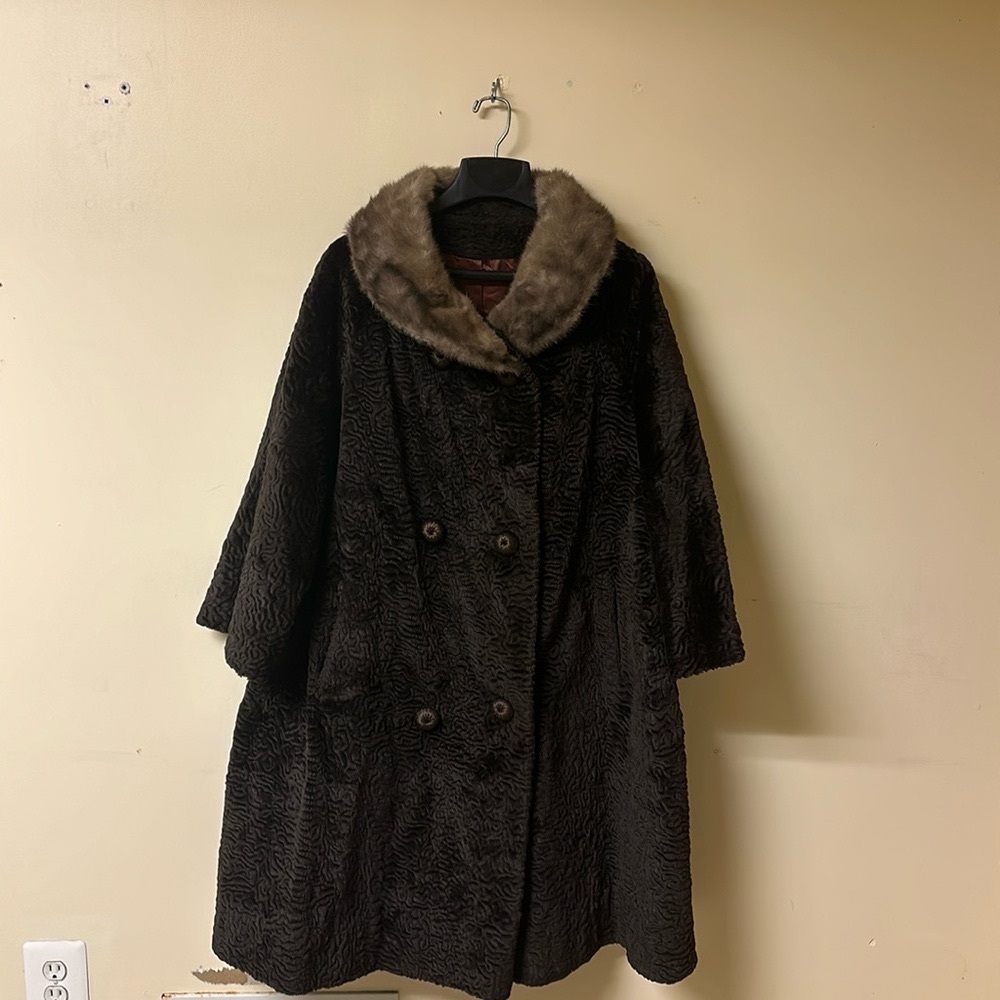 Vintage wool coat with real mink collar with side pockets .